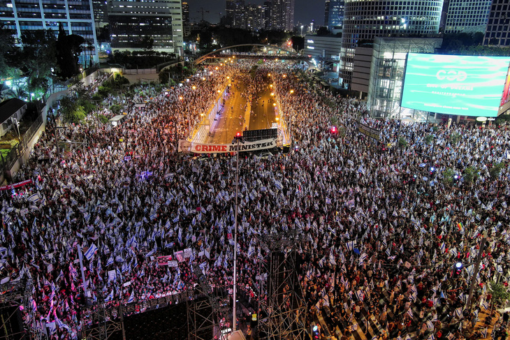 Người dân Israel tập trung ở thành phố Tel Aviv để phản đối cải cách tư pháp do Thủ tướng Benjamin Netanyahu đề xuất, ngày 29-7 - Ảnh: REUTERS