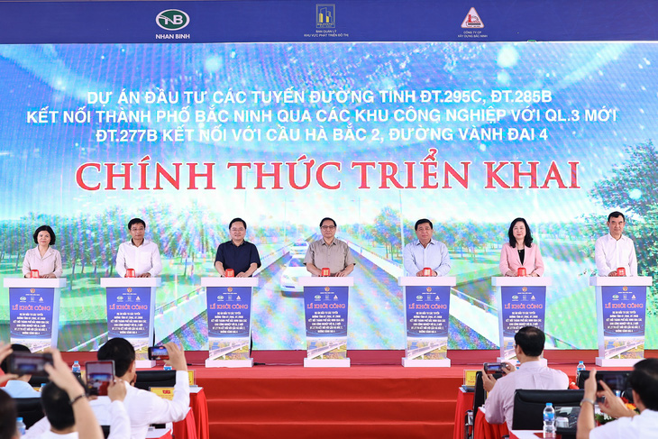 Thủ tướng Phạm Minh Chính cùng các đại biểu bấm nút khởi công dự án - Ảnh: Báo Chính Phủ