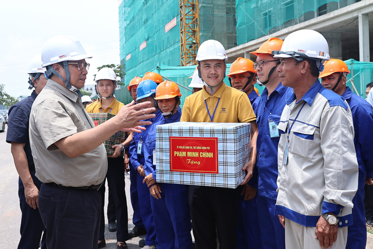 Thủ tướng tặng quà công nhân đang thi công dự án nhà ở xã hội tại Bắc Ninh - Ảnh: Báo Chính Phủ