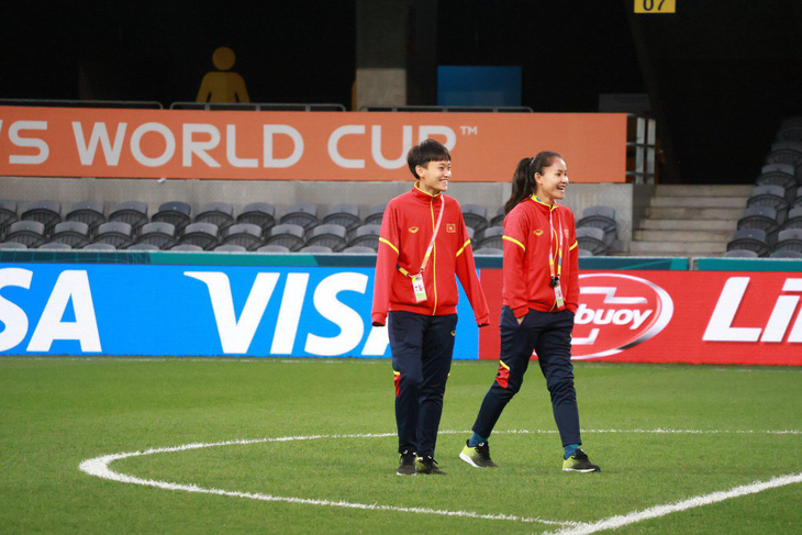 Các cầu thủ đội tuyển nữ Việt Nam đi dạo trên sân Dunedin