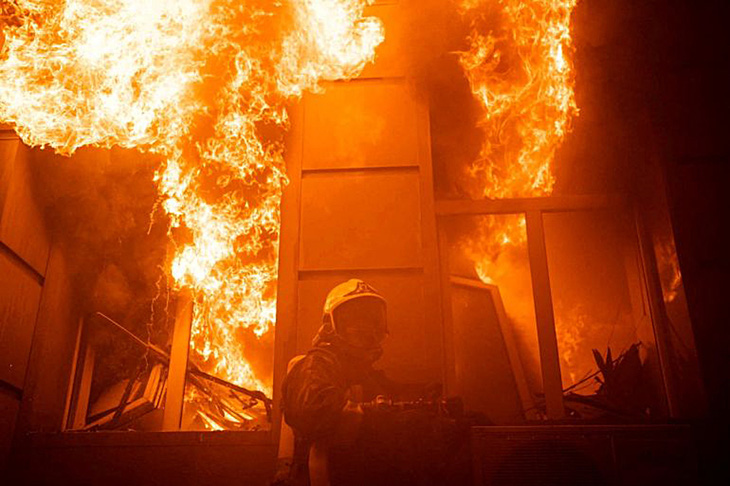 Lính cứu hỏa làm việc sau một vụ không kích gần đây ở Odessa, Ukraine - Ảnh: REUTERS