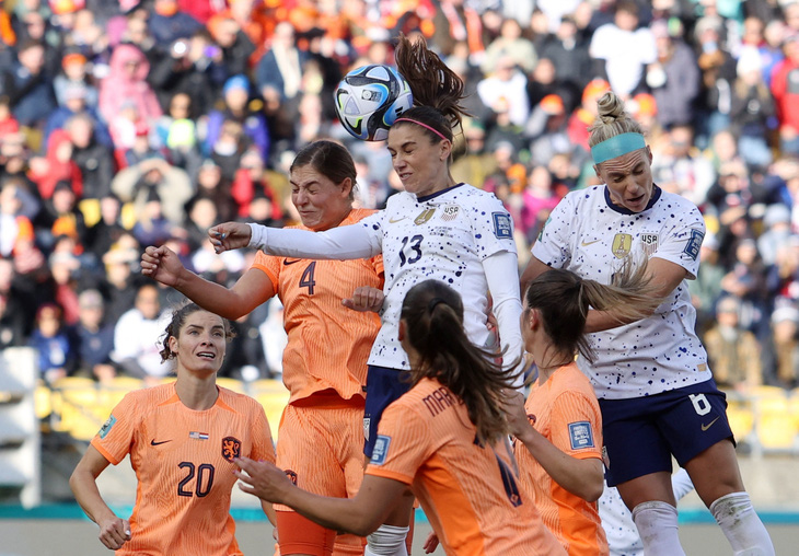 Tuyển nữ Hà Lan chơi ngang ngửa với tuyển nữ Mỹ ở World Cup 2023 - Ảnh: REUTERS