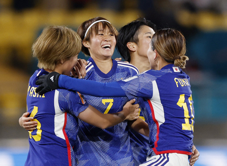 Niềm vui của các cầu thủ nữ Nhật Bản sau khi ghi bàn vào lưới Tây Ban Nha ở World Cup nữ 2023 - Ảnh: REUTERS