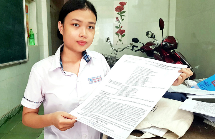 Huỳnh Ngân Giang và bộ đề thi tốt nghiệp THPT trên giấy A3 vào năm 2019 - Ảnh: NHẬT LINH