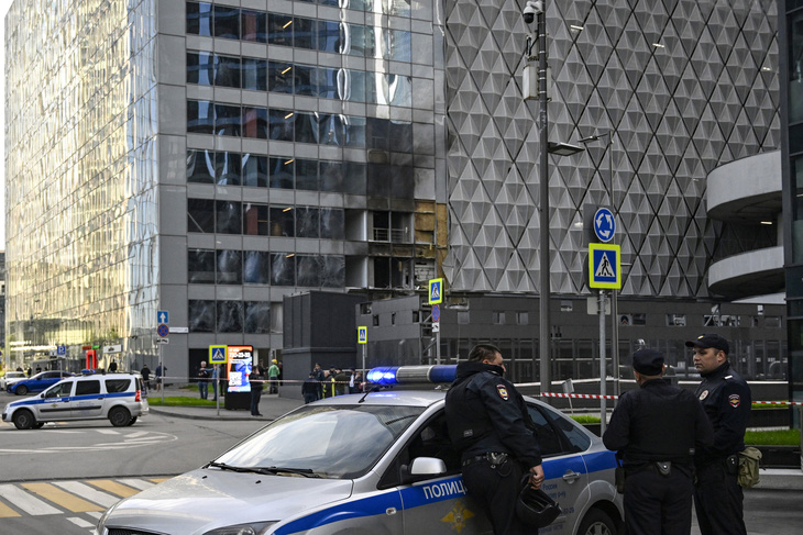Máy bay không người lái đã đâm vào tầng 5 và 6 của tòa nhà trong khu phức hợp IQ-quarter ở Matxcơva - Ảnh: AFP