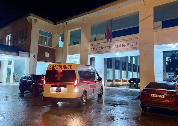 Đoàn công tác của tỉnh Lâm Đồng đến Trung tâm Y tế huyện Đạ Huoai - Ảnh: HÀ MI