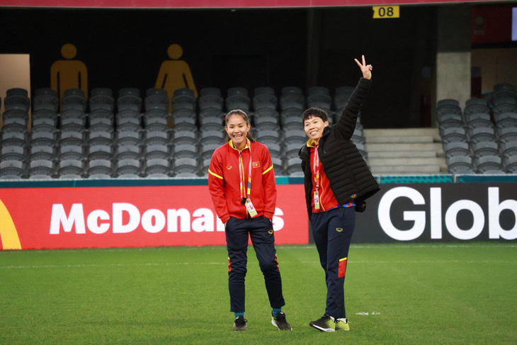 Tuyển nữ Việt Nam vui vẻ trước trận gặp Hà Lan - Ảnh: TRUNG NGHĨA