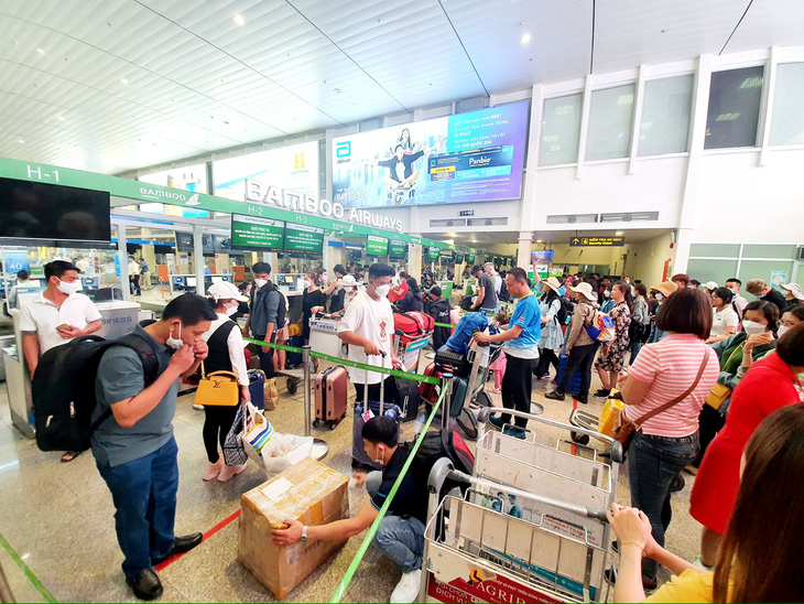 Hành khách làm thủ tục tại quầy check-in Bamboo Airways, hãng bay từng được hầu hết khách hàng đánh giá cao về dịch vụ - Ảnh: C.TRUNG