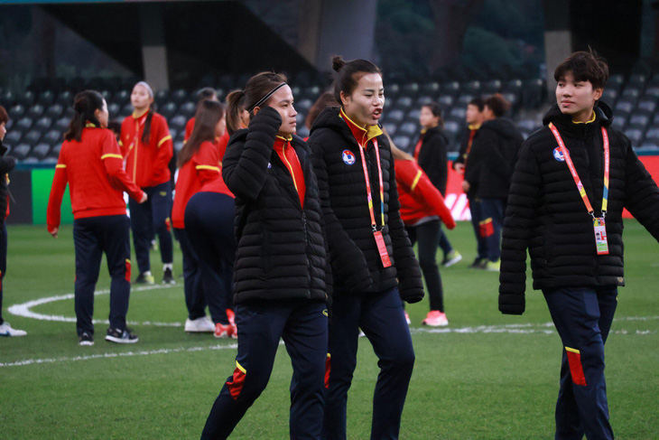 Các cầu thủ nữ Việt Nam đi dạo, làm quen với sân thi đấu chính trong trận đấu với Hà Lan