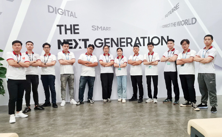 3 sinh viên ngành Khoa học máy tính Đại học Troy (gồm Quang Đại, Minh Nhân và Quốc Huy theo thứ tự thứ 2, 3 và 10 từ trái sang phải) tham gia thực tập tại Samsung ở vị trí Android developer
