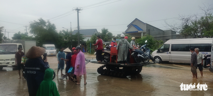 Mưa lớn vào ngày 30-7 đã làm ngập đường 948 nên nhiều xe chết máy đã được địa phương hỗ trợ - Ảnh: MINH KHANG