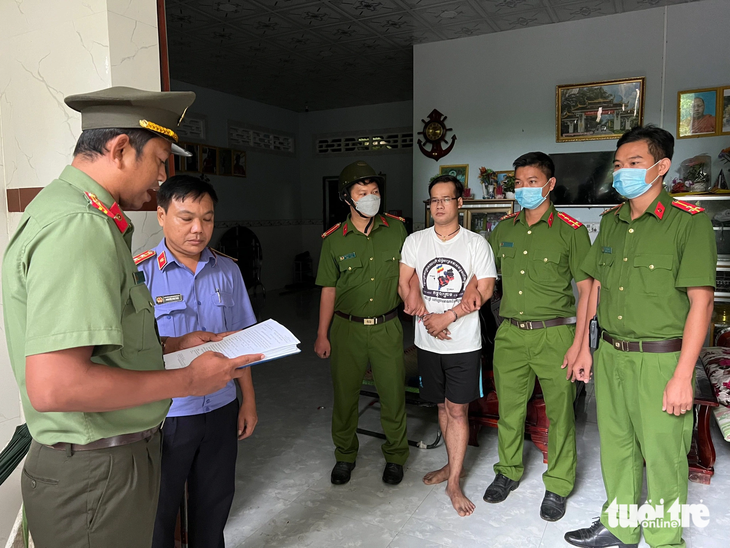 Cơ quan an ninh điều tra Công an tỉnh Trà Vinh thi hành lệnh bắt tạm giam Thạch Cương - Ảnh: ĐẠT NHÂN