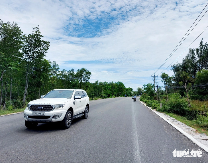 Quốc lộ 80 (đoạn Kiên Lương - TP Hà Tiên) dài khoảng 15,6km hiện đã bằng phẳng, xe cộ đi lại thuận tiện - Ảnh: CHÍ CÔNG