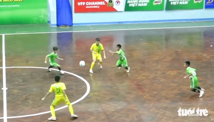 Cầu thủ U11 Sông Lam Nghệ An (áo vàng) có thể hình vượt trội so với cầu thủ cùng trang lứa từ đội tuyển Bắc Giang - Ảnh: Ban tổ chức Giải U11 toàn quốc