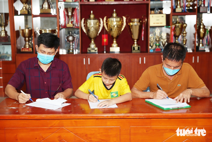 Trung tâm đào tạo bóng đá trẻ   Sông Lam Nghệ An  ký hợp đồng với cầu thủ trúng tuyển vào các lứa đào tạo U - Ảnh: DOÃN HÒA