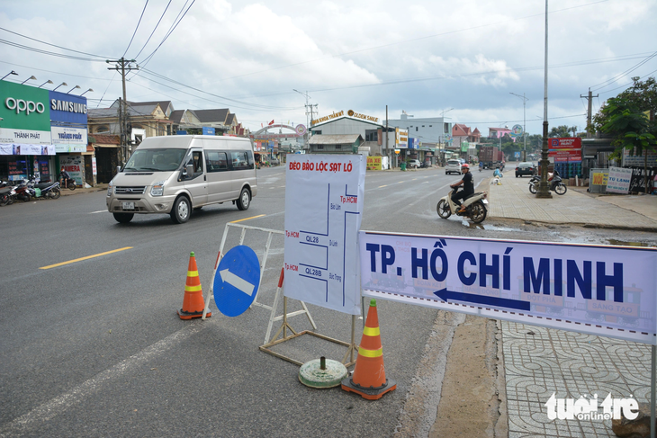Lực lượng chức năng tỉnh Lâm Đồng hướng dẫn xe cộ hướng từ Đà Lạt xuống rẽ qua quốc lộ 28B để về TP.HCM 