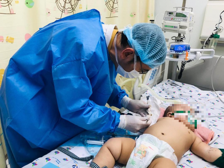Bé V.M.Q. (5 tháng tuổi, ngụ tỉnh Bình Thuận) bị sốc sốt xuất huyết nặng, trên cơ địa dư cân - Ảnh: Bác sĩ cung cấp 
