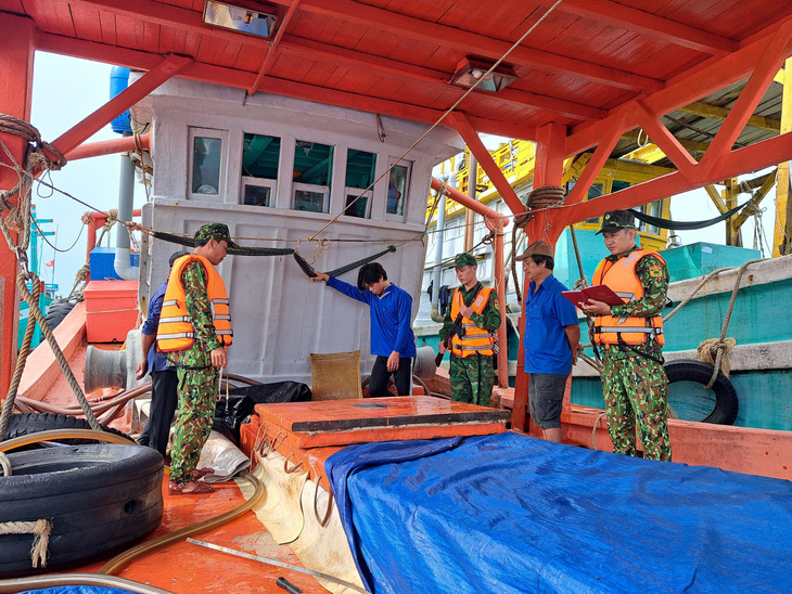 Lực lượng Bộ đội biên phòng Kiên Giang phát hiện và bắt giữ một tàu cá vận chuyển 50.000 lít dầu DO trái phép trên biển - Ảnh: TIẾN VINH