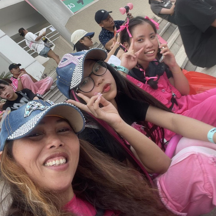 Chị Hoa Sáo (trái), cùng con gái Nguyễn Hà Minh Anh (giữa) và cháu gái đi xem BlackPink - Ảnh: NVCC