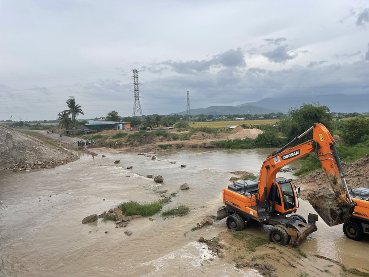 Nước sông Thăng dâng cao, chia cắt đường gom dân sinh cao tốc Vĩnh Hảo - Phan Thiết - Ảnh: MAI THỨC