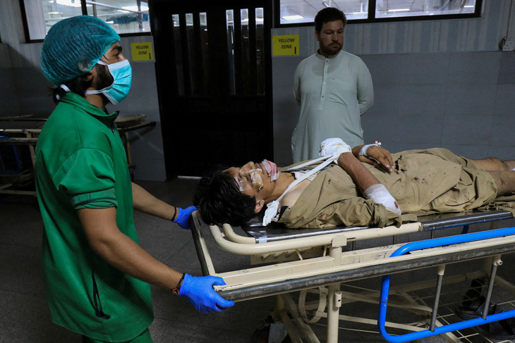 Một nạn nhân trong vụ đánh bom liều chết ở Pakistan, ngày 30-7 - Ảnh: REUTERS