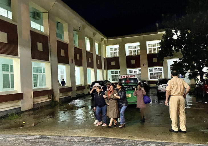Người nhà của các nạn nhân đến Trung tâm Y tế huyện Đạ Huoai (tỉnh Lâm Đồng) để xác định nhân thân - Ảnh: CHÂU TUẤN