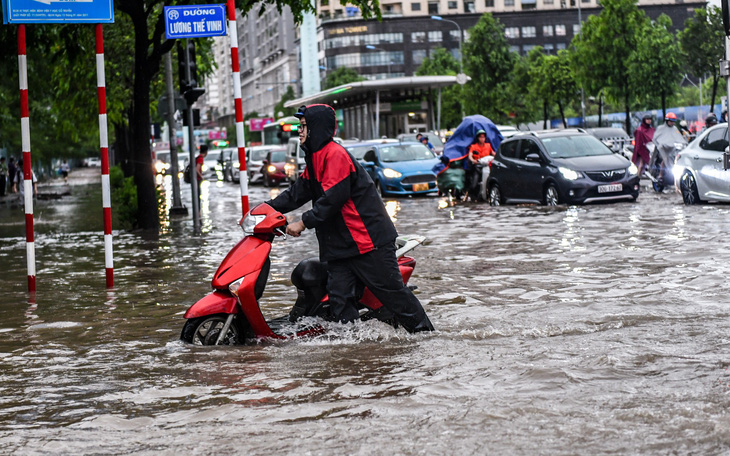 Đường phố Hà Nội ngập lênh láng sau cơn mưa lớn, dân phải lội cả trên vỉa hè