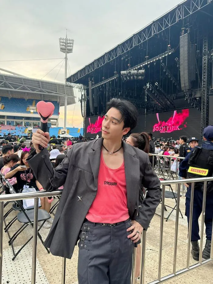 Diễn viên Hải Nam cũng diện phong cách &quot;đen hồng&quot; chuẩn fan cứng khi xem BlackPink biểu diễn tại Hà Nội