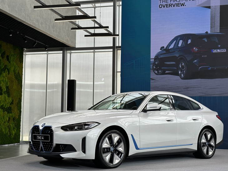BMW i4 là mẫu Gran Coupe chạy điện đầu tiên của BMW giới thiệu đến thị trường Việt Nam - Ảnh: CÔNG TRUNG