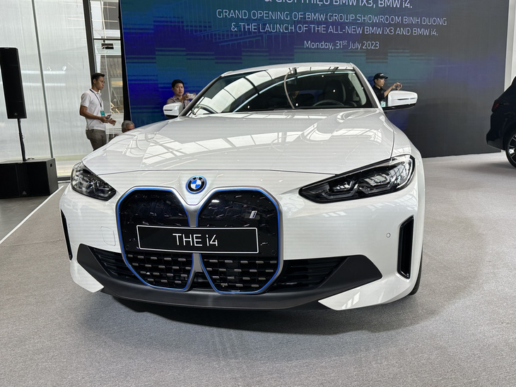 BMW i4 có ngôn ngữ thiết kế mang phong cách thể thao đặc trưng với phần lưới tản nhiệt “quả thận kép” nổi bật, hốc gió góc cạnh được ốp nhựa màu đen bóng thể hiện tính thể thao - Ảnh: CÔNG TRUNG