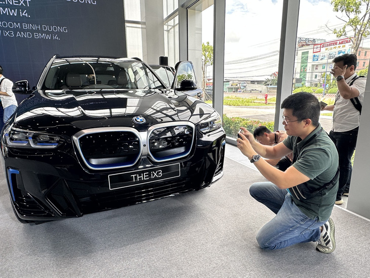 Ô tô điện BMW xuất hiện tại Việt Nam với giá trên 3,5 tỉ đồng/chiếc - Ảnh: CÔNG TRUNG
