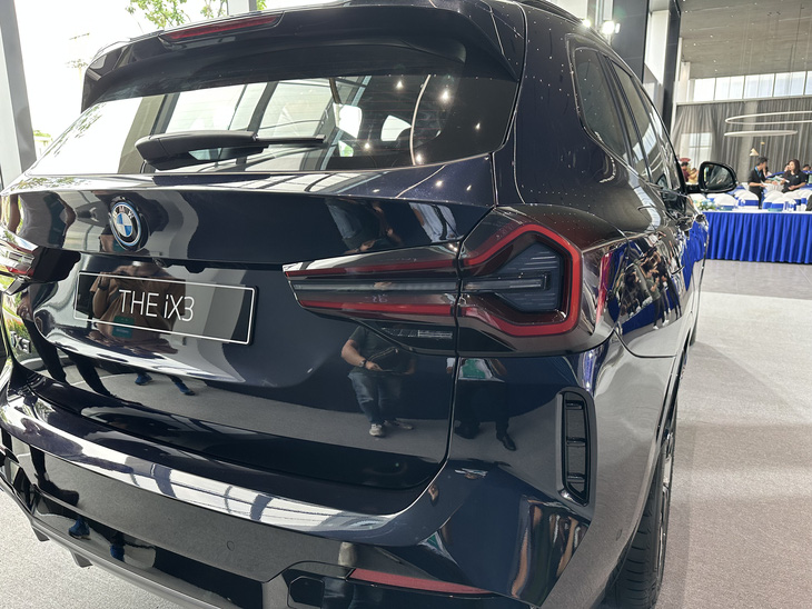 Tại Việt Nam, khi sở hữu các mẫu xe BMWi, khách hàng sẽ được tặng kèm hộp sạc gắn tường (WallBox) và dây sạc chính hãng - Ảnh: CÔNG TRUNG