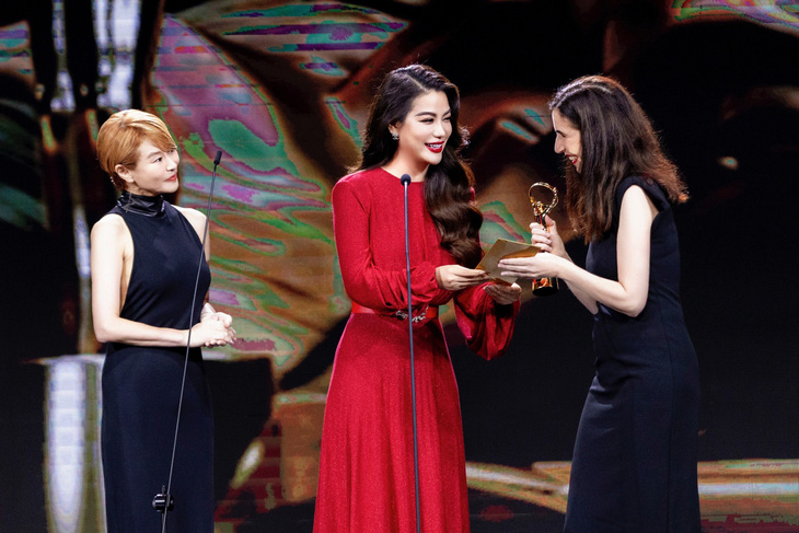 Trương Ngọc Ánh trao giải thưởng trên sân khấu.