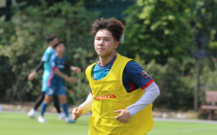 Cầu thủ U23 Việt Nam rèn thể lực dưới thời tiết nắng nóng