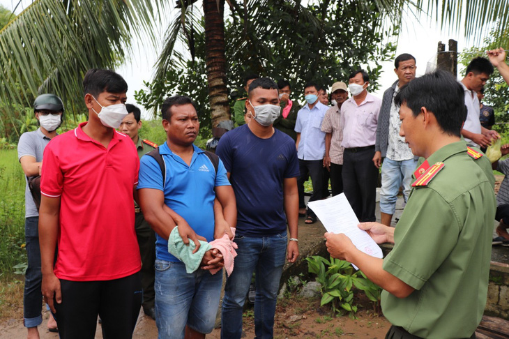 Danh Minh Quang (áo thun xanh) bị khởi tố, bắt tạm giam - Ảnh: Công an cung cấp