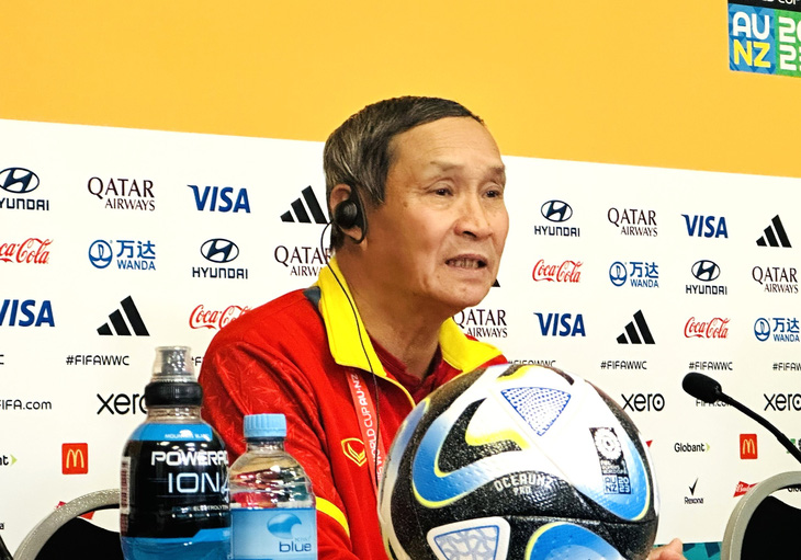 HLV Mai Đức Chung trong cuộc họp báo trước trận đấu với tuyển nữ Hà Lan tại World Cup 2023 - Ảnh: TRUNG NGHĨA