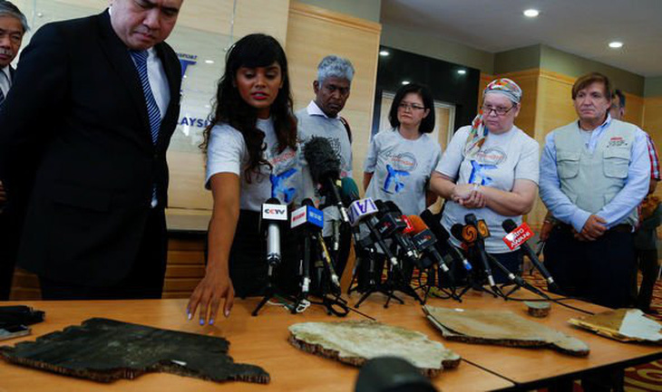 Thân nhân các gia đình bàn giao những mảnh vỡ được phát hiện ở Madagascar cho chính quyền Malaysia - Ảnh: GETTY IMAGES