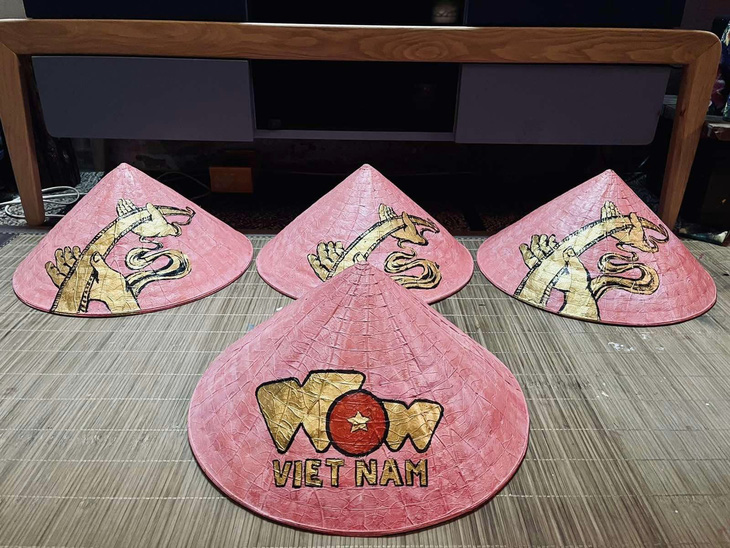 Chiếc nón lá mà bốn cô gái BlackPink được tặng khi đến Việt Nam trong show diễn Born Pink