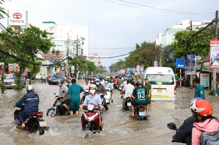 Đợt triều cường tháng 10-2022 gây ngập lịch sử tại nhiều tuyến đường trung tâm quận Ninh Kiều, TP Cần Thơ - Ảnh: T.LŨY