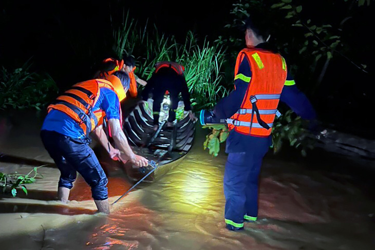Lực lượng chức năng huyện Định Quán, Đồng Nai hỗ trợ người dân phòng chống ngập lụt - Ảnh: MINH THƯ