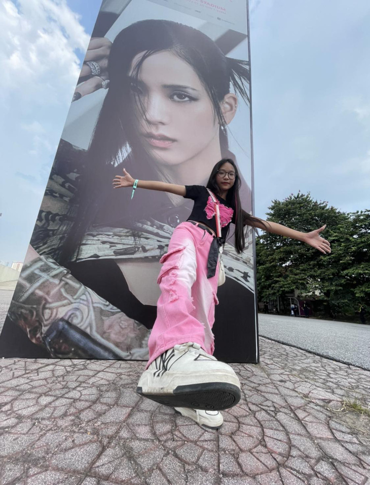 Nguyễn Hà Minh Anh diện sắc hồng và đen đi gặp thần tượng tại sân Mỹ Đình - Ảnh: NVCC
