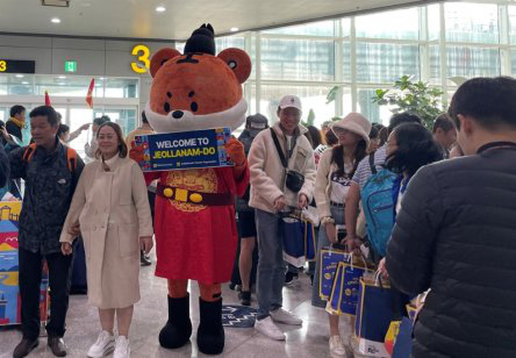 Các quan chức tỉnh Jeolla chào đón khách du lịch nước ngoài đến sân bay quốc tế Muan trong tháng 3-2023 - Ảnh: KOREA TIMES