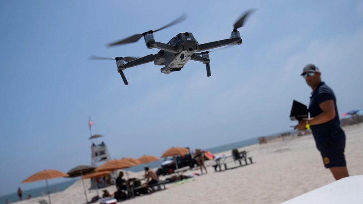 Cảnh sát Mỹ ứng dụng drone bảo vệ khách tắm biển khỏi cá mập tấn công - Ảnh 1.