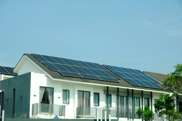 Malaysia thuê nóc nhà người dân để đặt pin sản xuất điện Mặt trời - Ảnh 1.