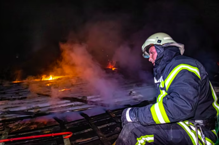 Lực lượng cứu hộ Ukraine tại hiện trường đám cháy từ vụ không kích trong đêm của Nga ở Kharkov - Ảnh: PRAVDA