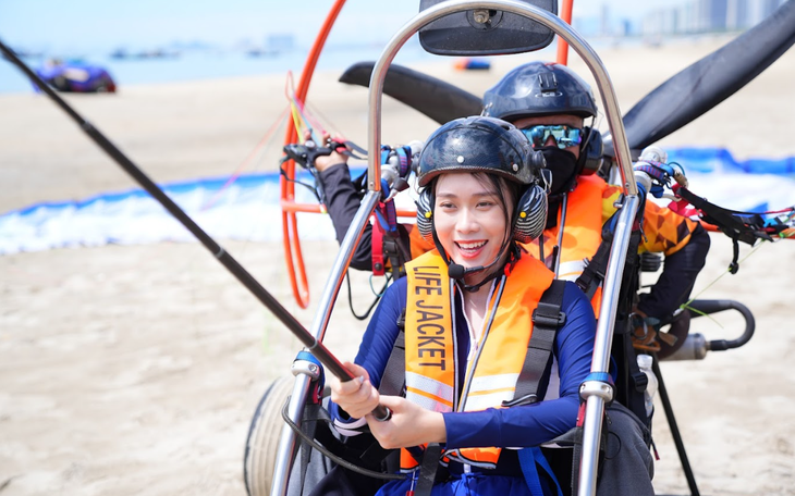 Hoa hậu Ban Mai hưởng ứng Ngày hội môi trường biển, hồi hộp với trải nghiệm chơi dù lượn trên không