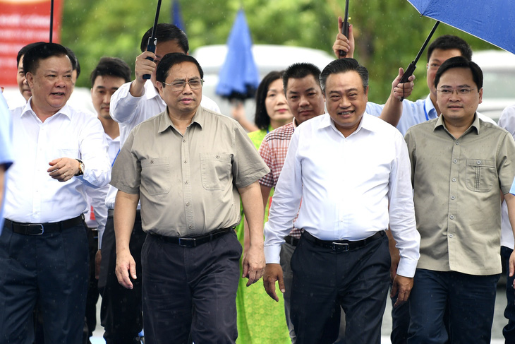 Thủ tướng Phạm Minh Chính và lãnh đạo Hà Nội, Bắc Ninh dự lễ khởi công đường vành đai 4 hồi tháng 6-2023 - Ảnh: NAM TRẦN