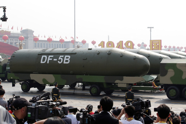 Xe quân sự chở tên lửa đạn đạo xuyên lục địa DF-5B đi qua Quảng trường Thiên An Môn ở Bắc Kinh, Trung Quốc trong cuộc duyệt binh vào ngày 1-10-2019 - Ảnh: REUTERS