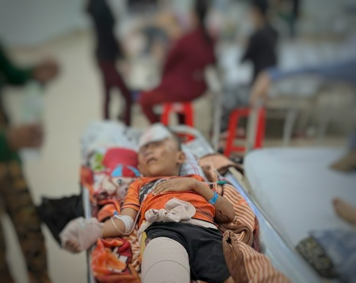 Mưa kèm theo dông lốc khiến nhà sập và nhiều người bị thương được đưa vào bệnh viện để điều trị - Ảnh: T.MINH