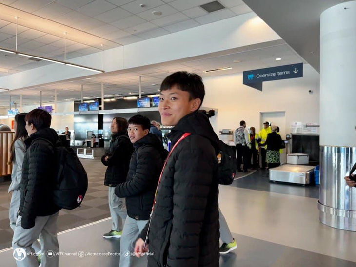 Tiền vệ Hải Linh tại sân bay - Ảnh: VFF
